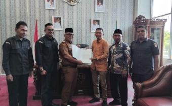 Penyerahan laporan penggunaan Anggaran Dana Hibah Pemilihan Kepala Daerah serentak Tahun 2024. selasa.3/6/2025