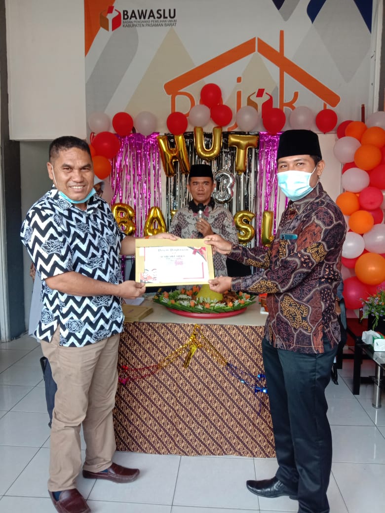 Apresiasi Peran Pers, dalam Pilkada Bawaslu Kabupaten Pasaman Barat Berikan Penghargaan kepada Wartawan di Kab. Pasaman Barat