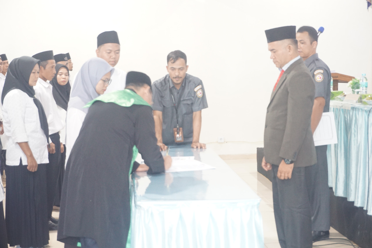 Bawaslu Pasbar Lantik 33 Anggota Panwaslu Kecamatan Pemilu 2024