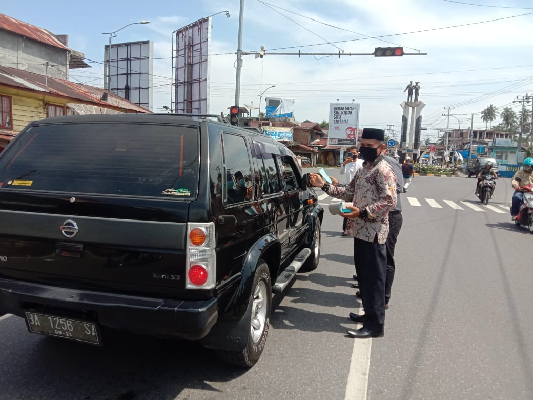 Peringati HUT Bawaslu RI ke 13, Bawaslu Kabupaten Pasaman Barat Bagikan Masker di Jalan