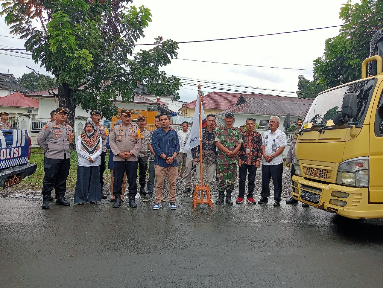Ketua Bawaslu Kabupaten Pasaman Barat Wanhar, Lakukan pengawasan pelepasan pendistribusian logistik Pemilu 2024, di halaman KPU Pasaman Barat, Sabtu. (10/02/2024).