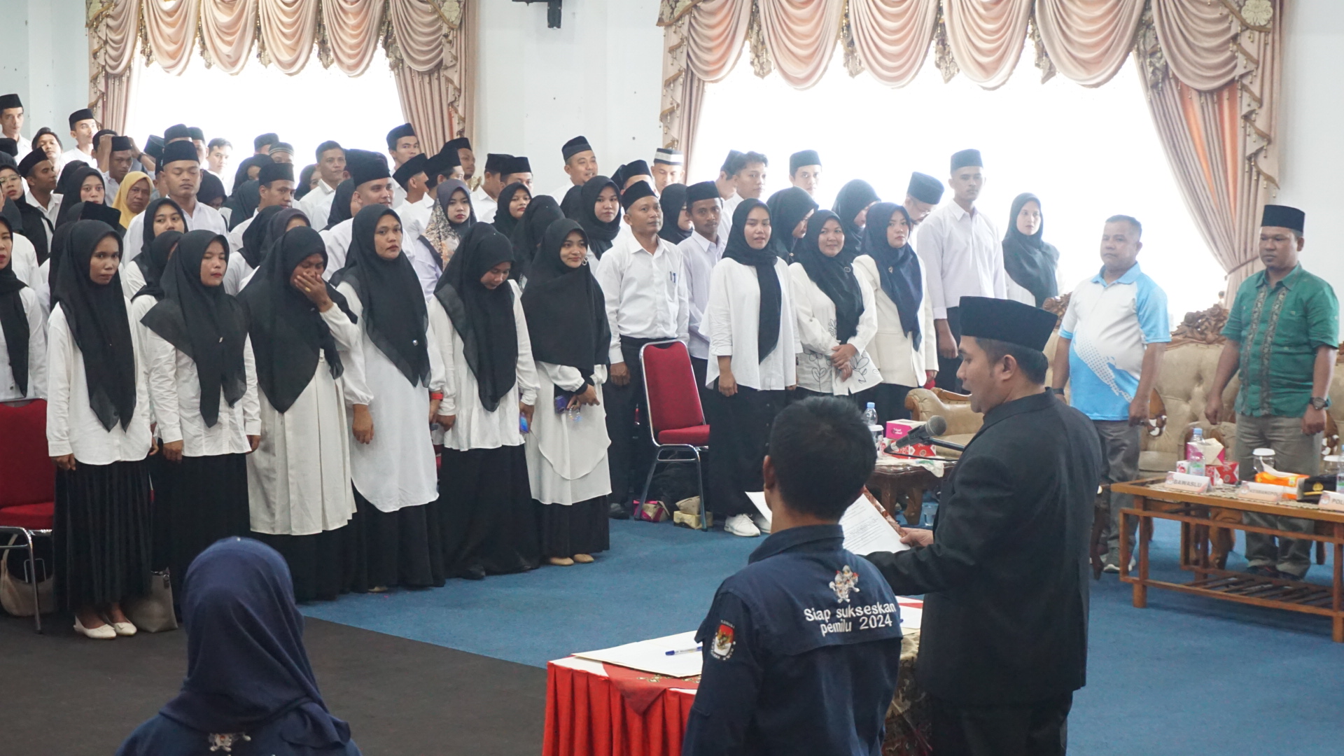 Pelantikan Anggota Panitia Pemungutan Suara (PPS) di Aula Kantor Bupati Kabupaten Pasaman Barat, Minggu. 26/05/2024