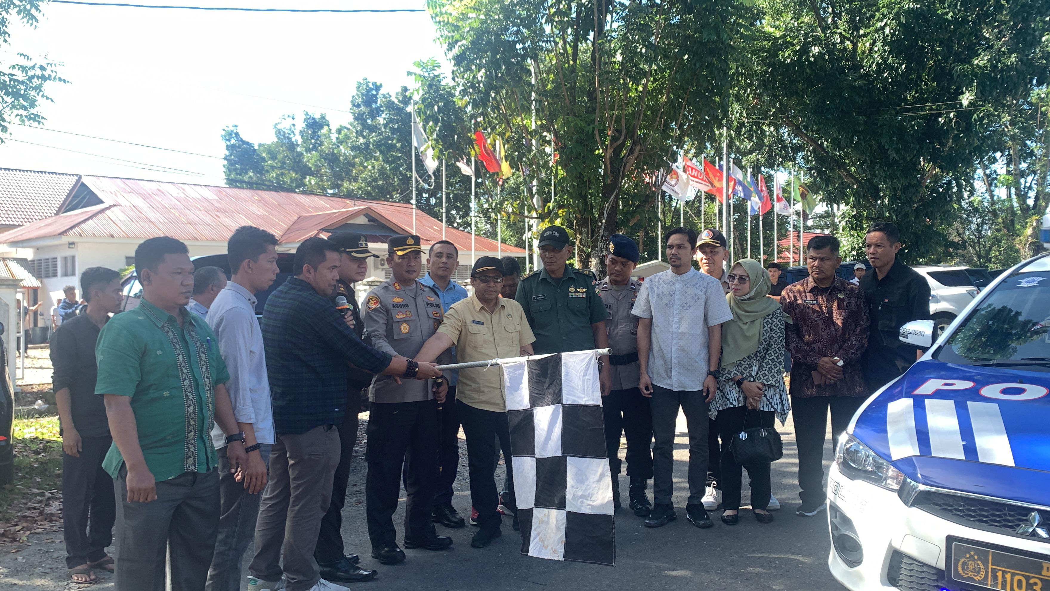 Bawaslu Kabupaten Pasaman Barat pastikan Logistik yang didistribusikan saat ini sampai pada lokasi, waktu dan jumlah yang tepat. Pendistribusian tersebut, dilepas secara  simbolis di depan Kantor KPU Pasaman Barat, Kamis. 11 Juli 2024.
