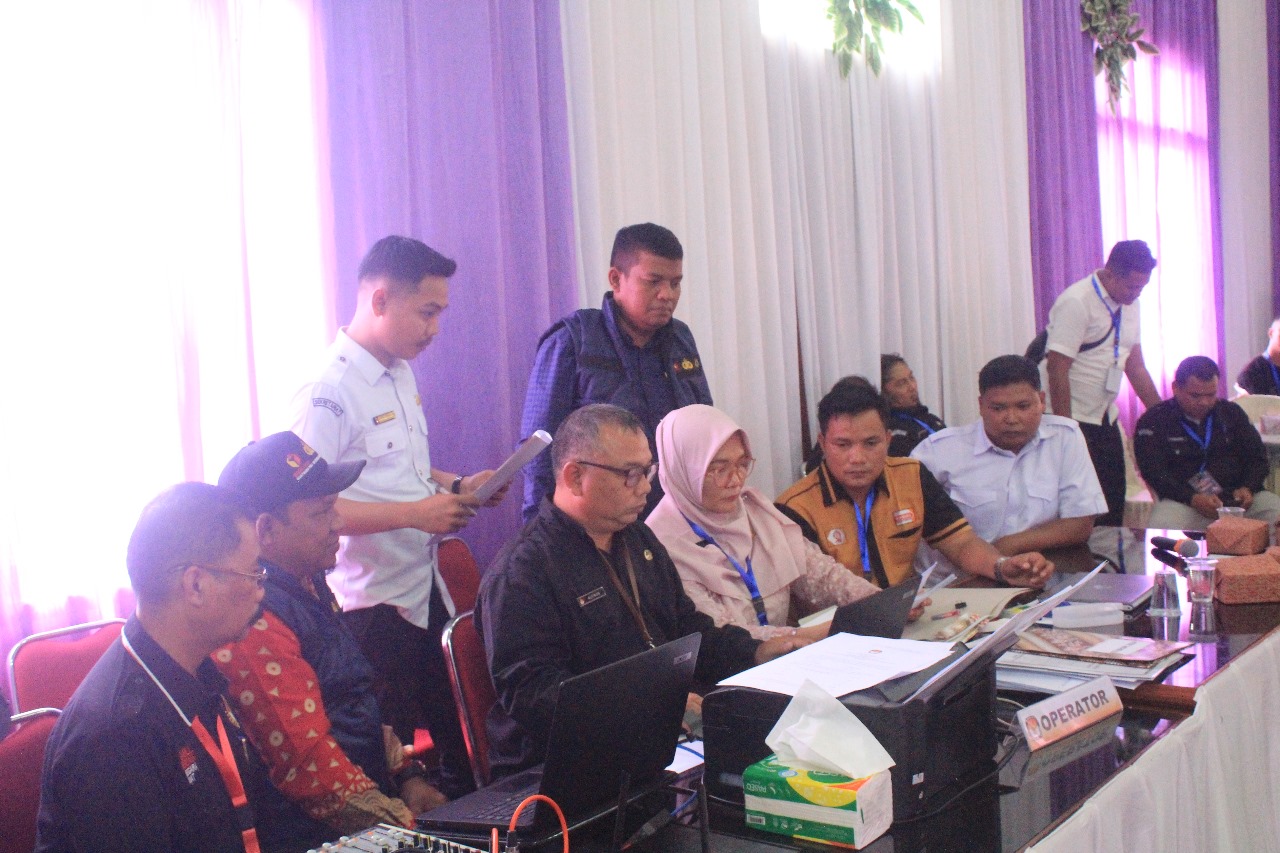 Bawaslu Kabupaten Pasaman Barat, melakukan Pengawasan melekat proses pendaftaran Bakal Calon Bupati dan Wakil Bupati Pasaman Barat di kantor KPU Pasaman Barat, Rabu.(28/08)