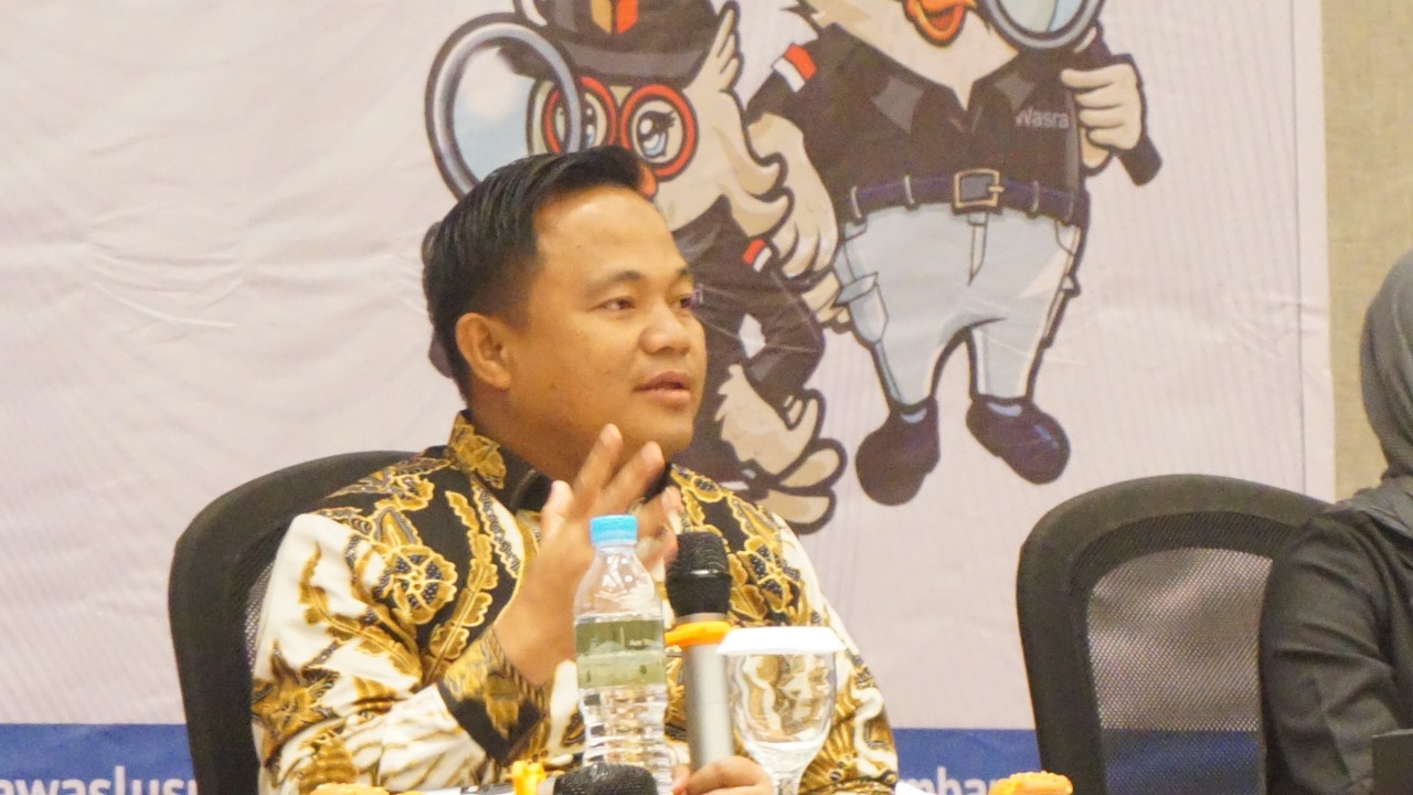 Muhamad Khadafi selaku Koordinator Divisi Pencegahan, Partisipasi masyarakat dan Hubungan masyarakat Bawaslu Provinsi Sumatera Barat saat memberikan sambutan kegiatan Pelatihan Kehumasan di The Balcone Bukittinggi, 2/9/2024