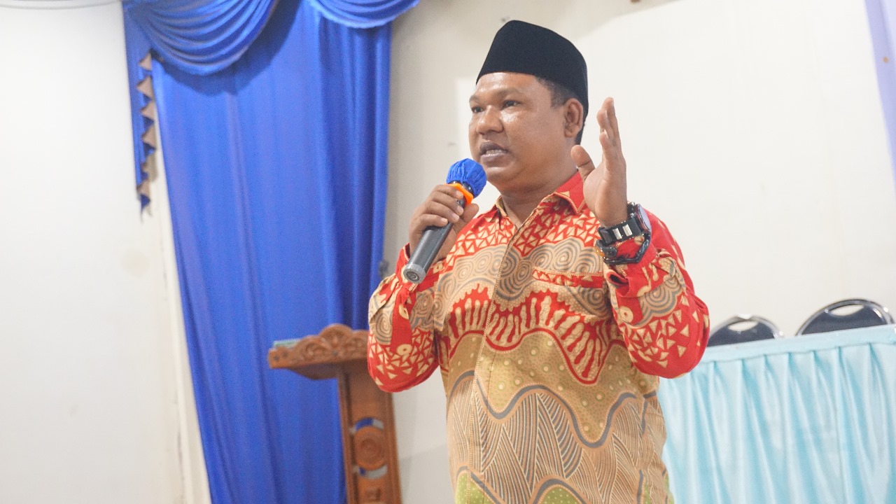 Anggota Bawaslu Kabupaten Pasaman Barat Laurencius Simatupang tengah memberikan pemahanan kepada Jajaran Panwaslu Kecamatan saat Kegiatan Sosialisasi Pengawasan Pada Masa Tahapan Kampanye di Hotel Guchi Simpang Empat, 5 Oktober 2024