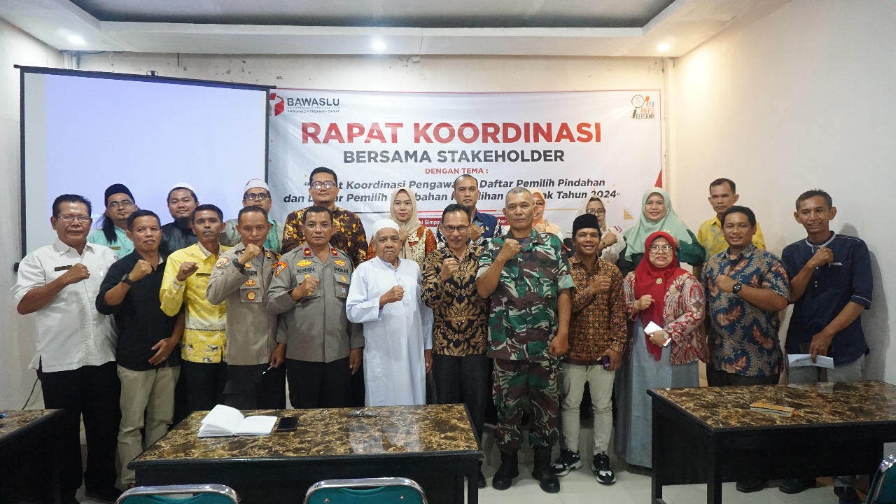 Foto bersama dengan Stakeholder dalam kegiatab Rapat Koordinasi bersama Stakeholder untuk Pengawasan Daftar Pemilih Pindahan dan Pemilih pada Pemilihan Serentak Tahun 2024, Jumat. 25/10/2024
