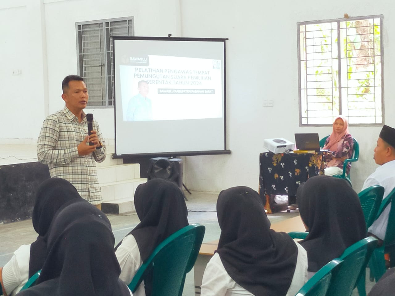 Wanhar sampaikan sambutan dan penekanan kepada anggota Pengawas TPS yang baru saja dilantik