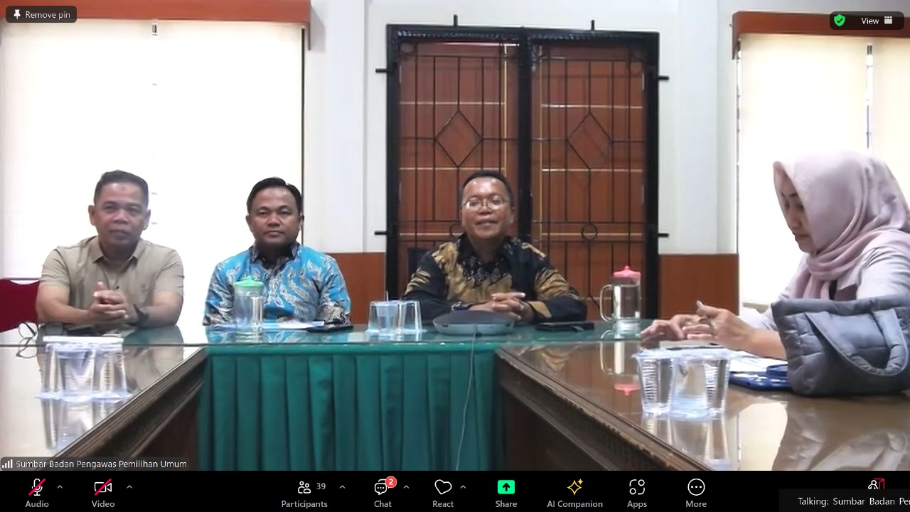 rapat evaluasi publikasi media sosial bersama seluruh Bawaslu Kabupaten/Kota se-Sumatera Barat secara daring pada Kamis (15/05)