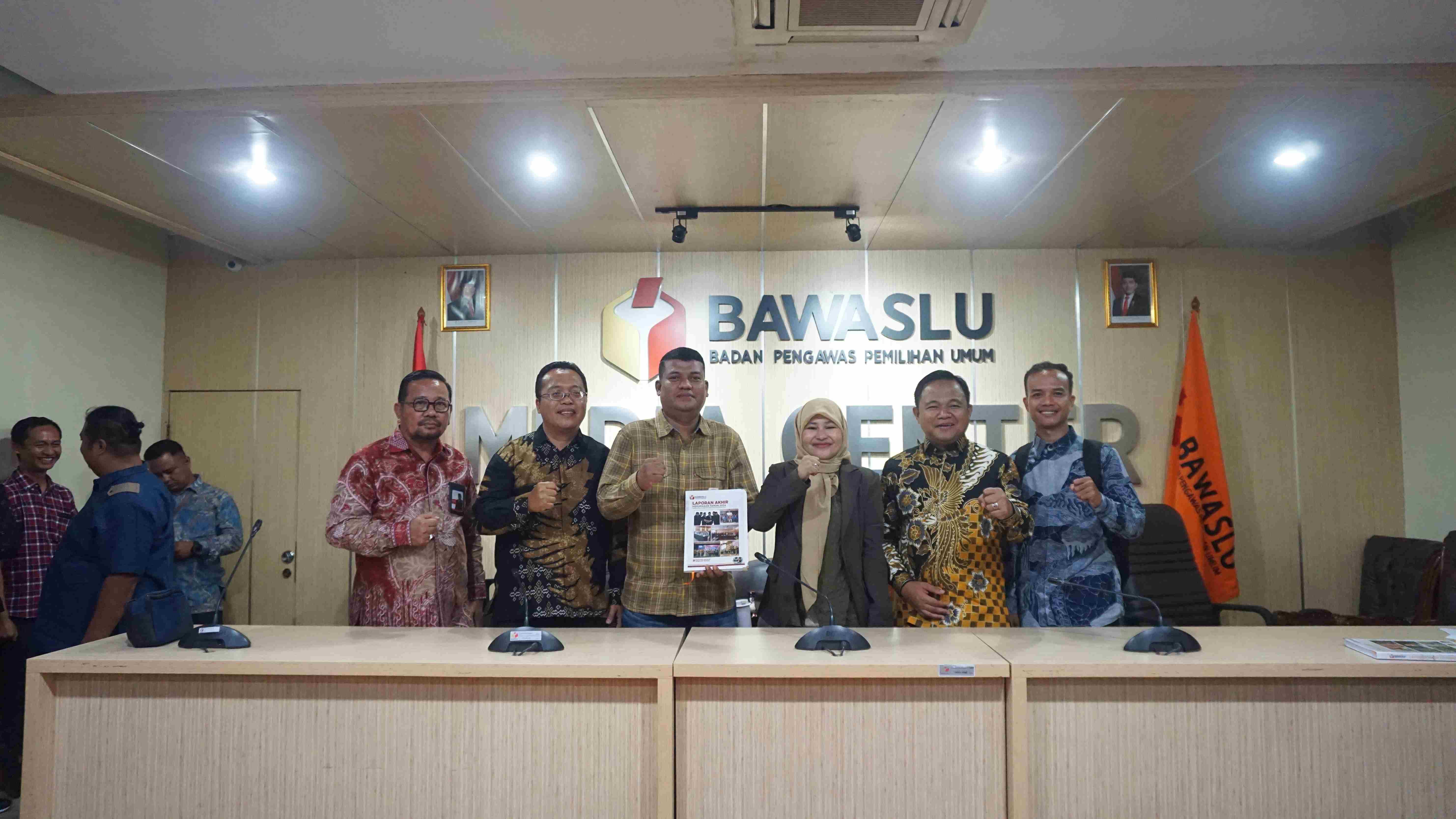 Bawaslu Pasaman Barat Serahkan Laporan Akhir Kehumasan. TA Bawaslu RI: Teruskan Publikasi di Non Tahapan