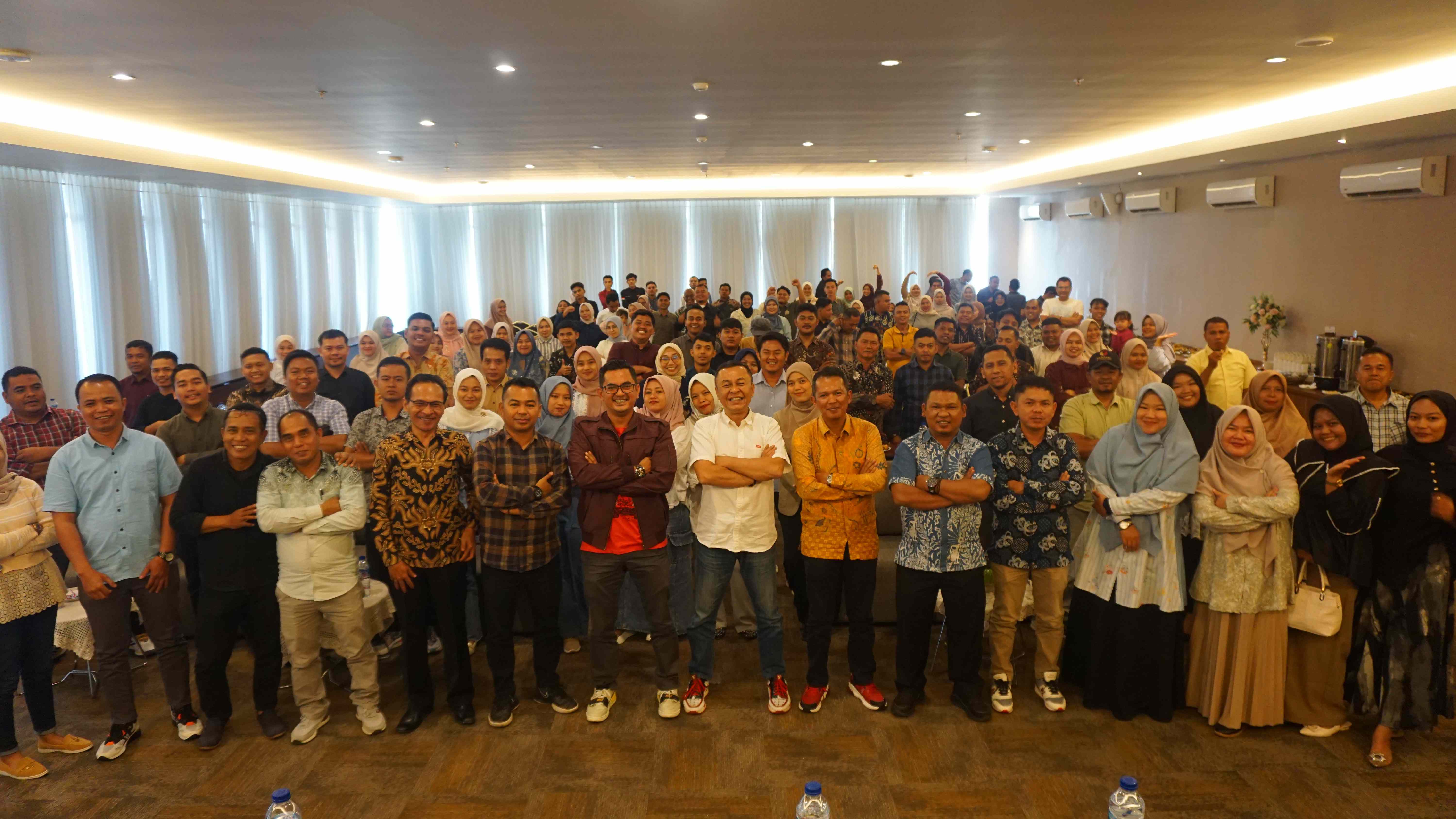 Foto Bersama kegiatan Rakernis Evaluasi Pengawasan dan Penanganan Pelanggaran Pemilu bersama Panwascam se-Kabupaten Pasaman Barat di The ZHM Premiere Hotel Padang pada Sabtu, 1/02/2025.