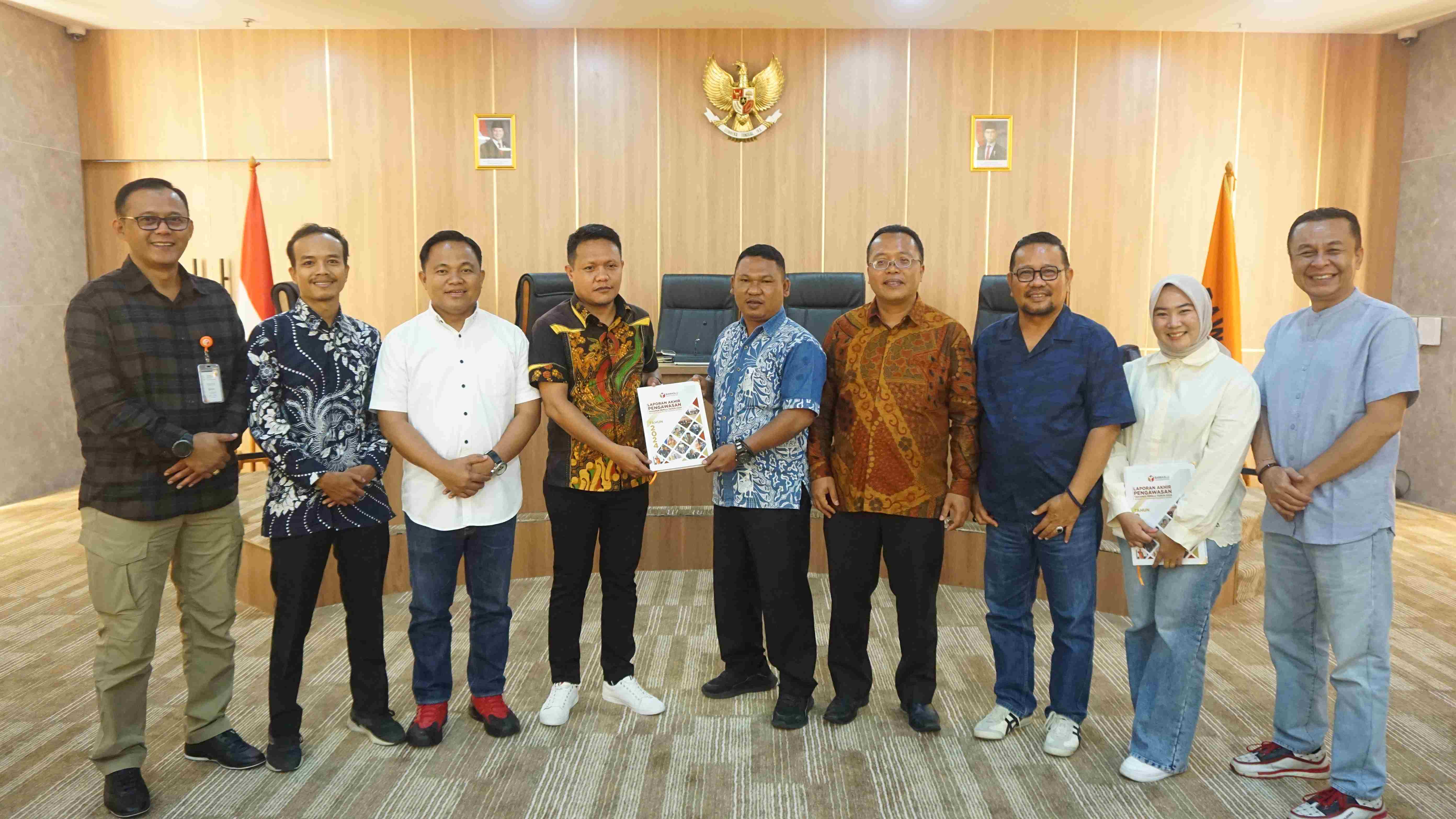Badan Pengawas Pemilu (Bawaslu) Kabupaten Pasaman Barat menyerahkan laporan hasil pengawasan Pemilu dan Pemilihan kepada Bawaslu Republik Indonesia pada Jum'at (28/02)