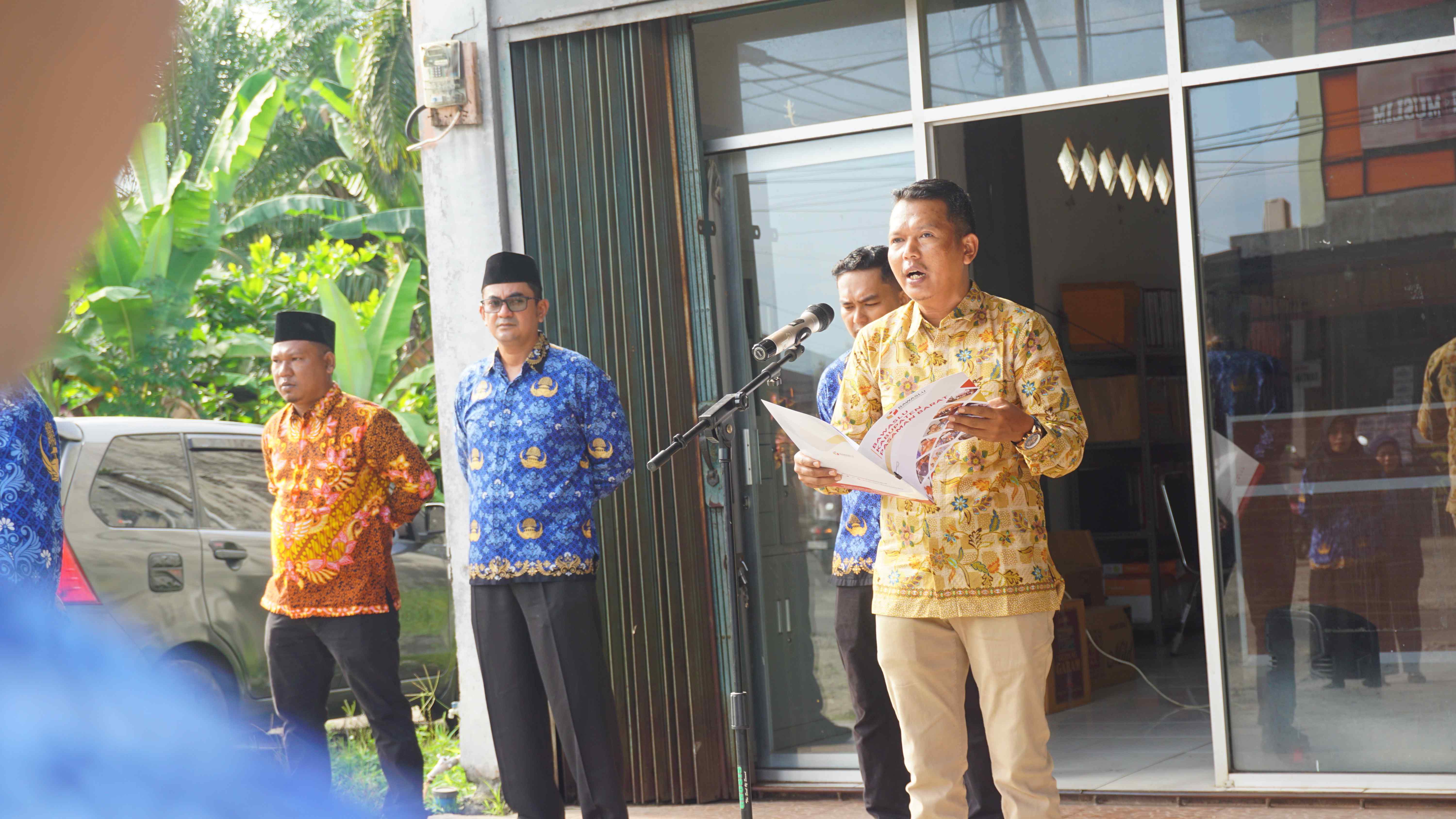 Ketua Bawaslu Kabupaten Pasaman Barat memberikan Sambutan saat upacara memperingati Hari Kebangkitan Nasional.