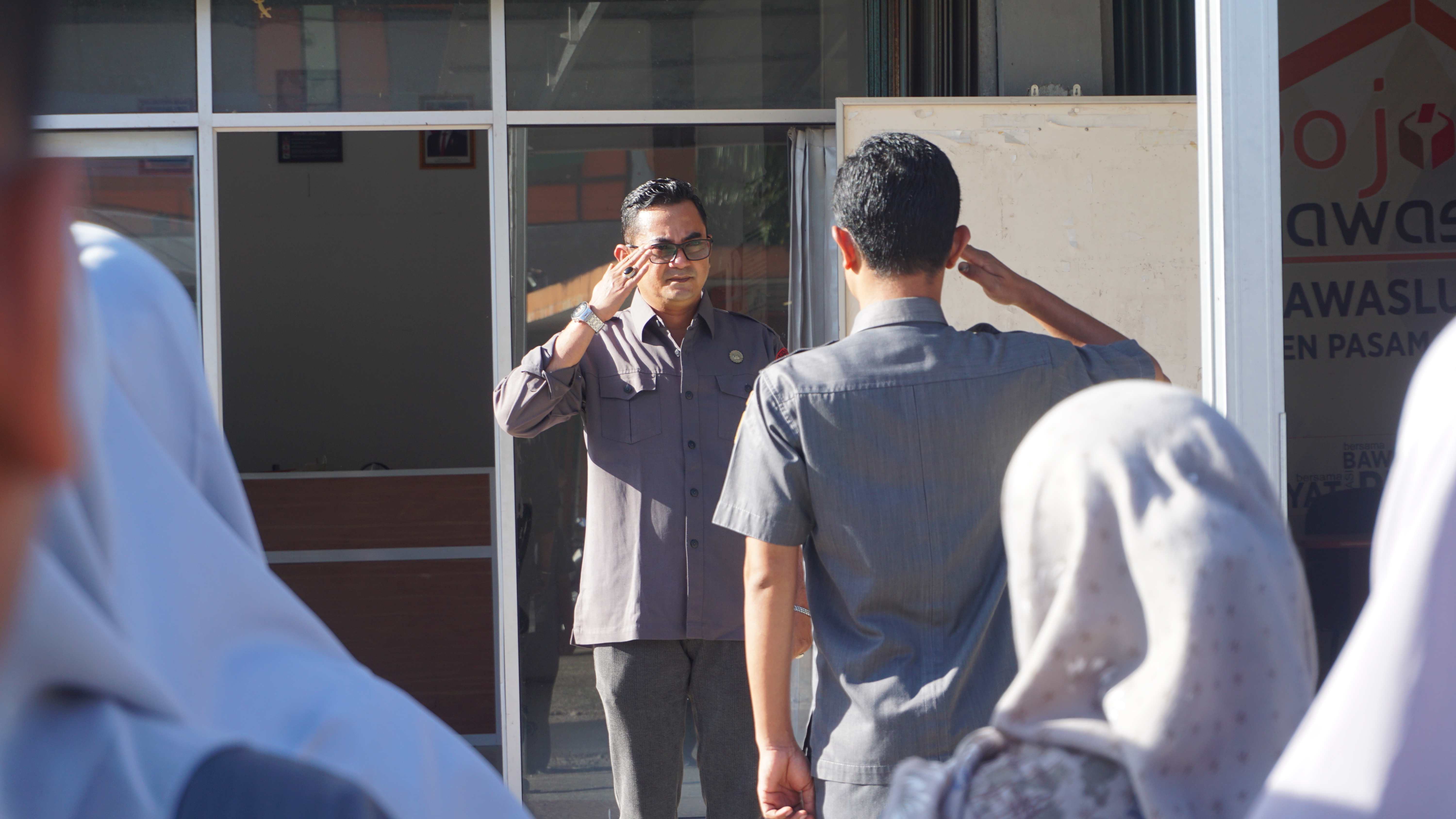 Maityus Fajri selaku Kepala Sekretariat Bawaslu Kabupaten Pasaman Barat saat memberikan sambutan apel pagi, Senin. 05/05/2025