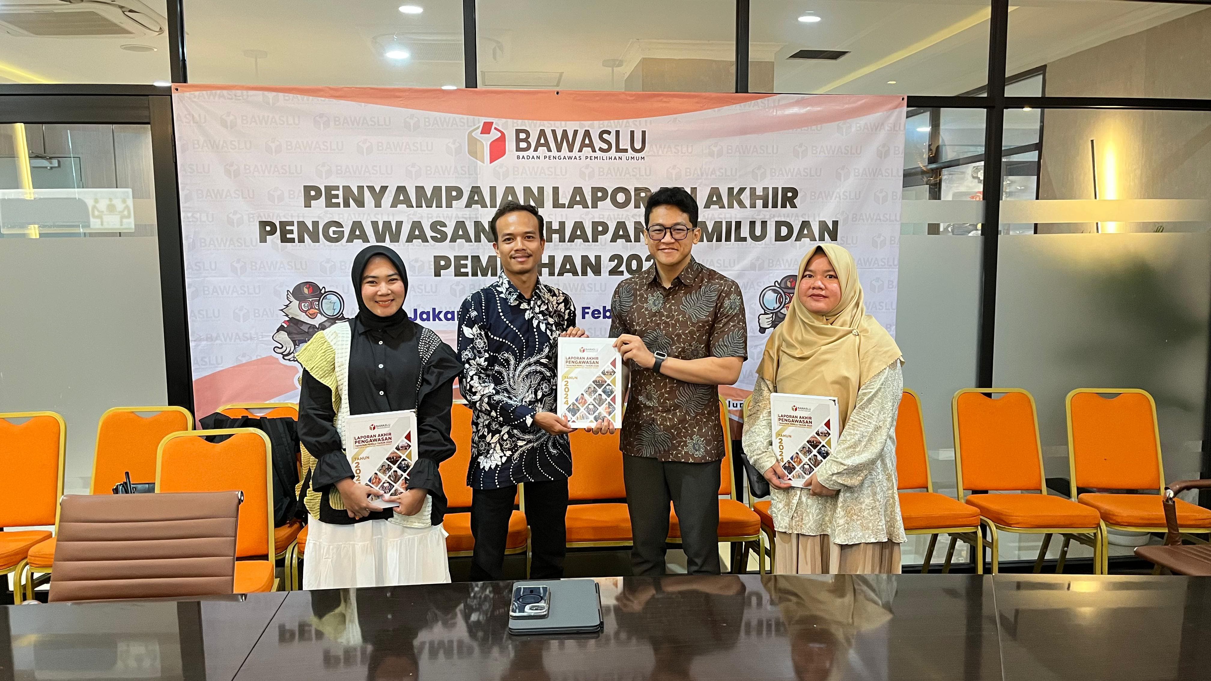 Badan Pengawas Pemilu (Bawaslu) Kabupaten Pasaman Barat menyerahkan laporan akhir pelaksanaan pengawasan tahapan Pemilihan 2024