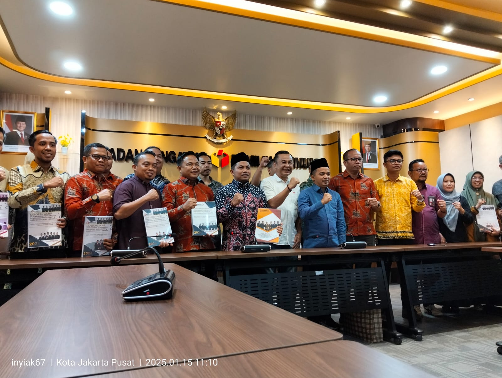 Bawaslu Kabupaten Pasaman Barat serahkan Laporan Akhir Pencegahan, Pengawasan Partisipasi Masyarakat Dan Hubungan Antar Lembaga pada Rabu (15/01)