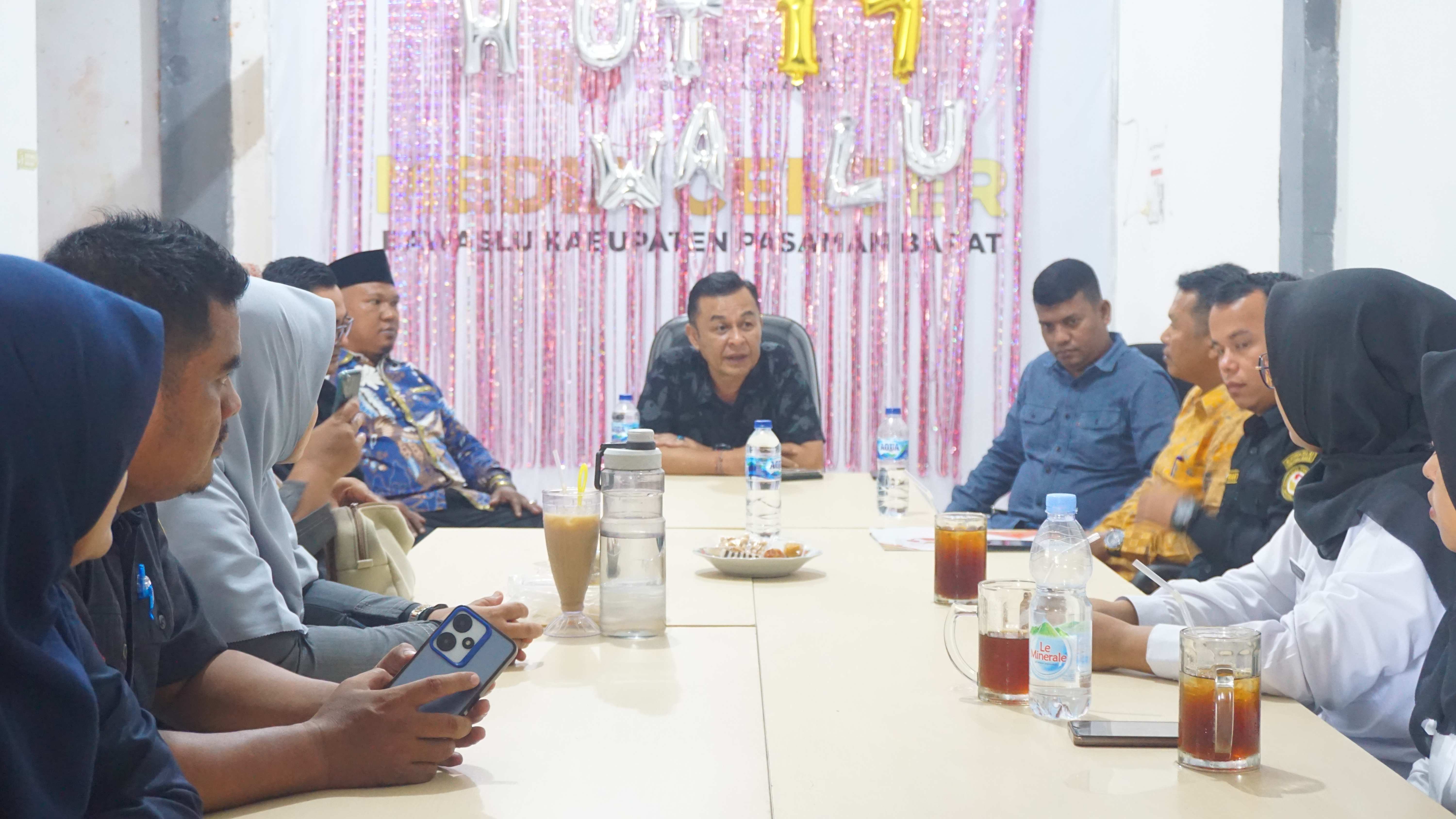 Kunjungan Koordinator Divisi Hukum dan Penyelesaian Sengketa Bawaslu Provinsi Sumatera Barat, Benny Aziz, bersama Kabag Hukum, Humas & Datin, Roza Molina pada Selasa (03/06). 