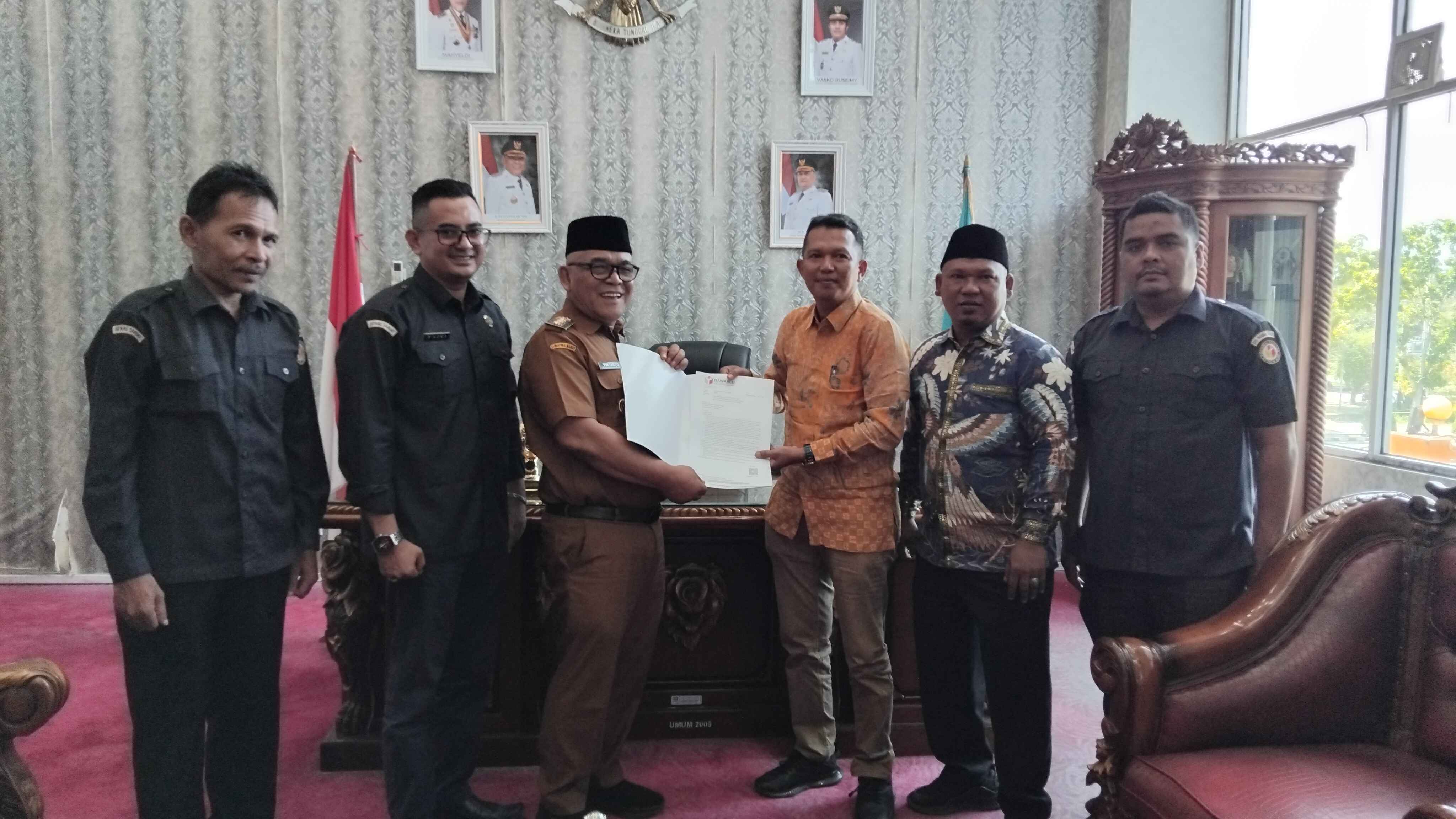 Penyerahan laporan penggunaan Anggaran Dana Hibah Pemilihan Kepala Daerah serentak Tahun 2024. selasa.3/6/2025