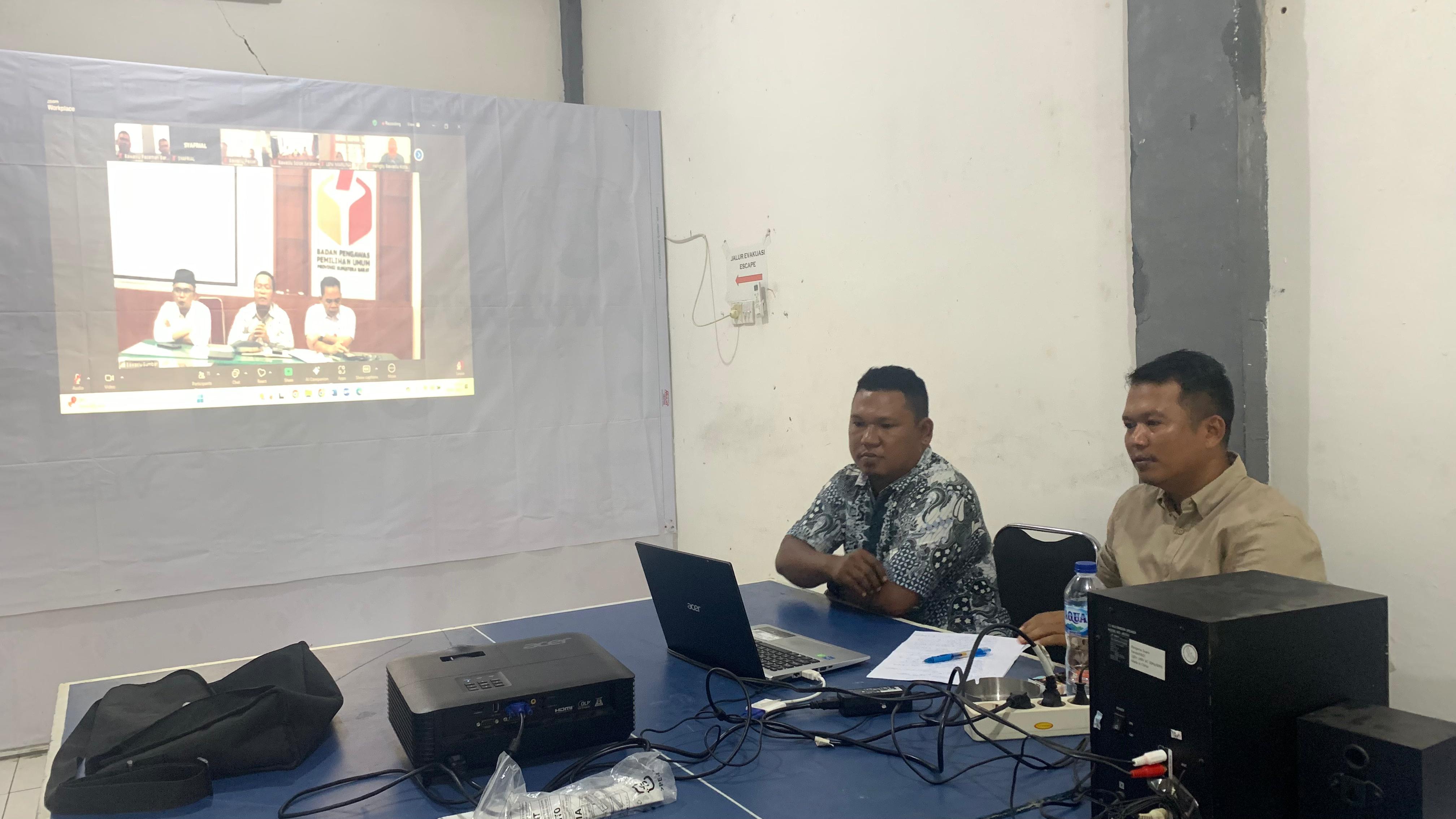 Pimpinan Bawaslu Kabupaten Pasaman Barat beserta Staf Keuangan mengikuti zoom meeting yang diselenggarakan oleh Bawaslu Provinsi Sumatera Barat mengenai Rapat Koordinasi Perencanaan Program dan Anggaran kegiatan Kelembagaan Bawaslu Provinsi dan Bawaslu Kab/Ko se-Sumbar. Rabu. (23/7).