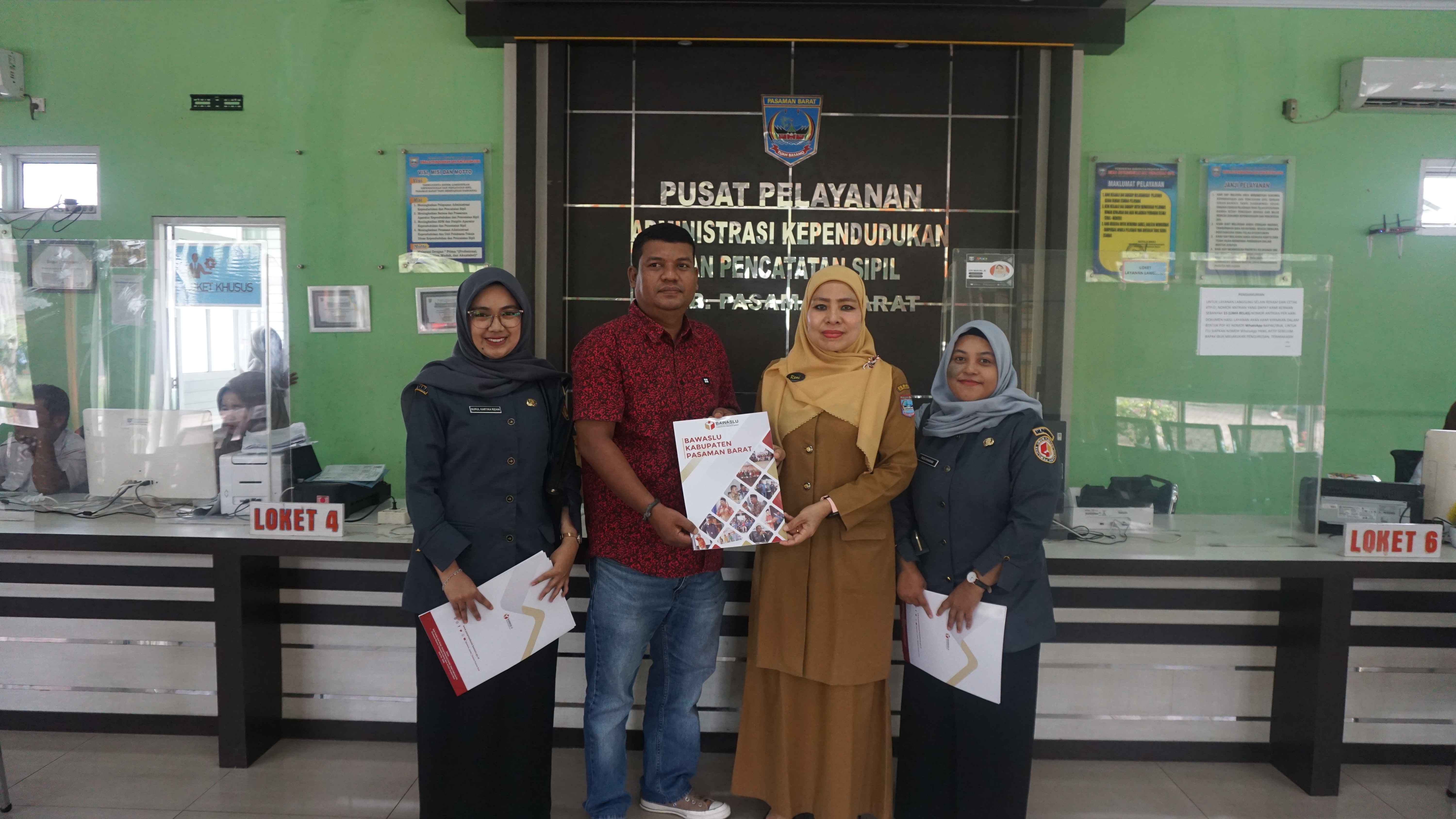 Anggota Bawaslu, Beldia Putra kunjungi Kantor Dinas Kependudukan dan Pencatatan Sipil pada Rabu (6/8). Kunjungan ini bertujuan untuk membangun kerja sama strategis dalam pengawasan penyelenggaraan Pemutakhiran Data Pemilih Berkelanjutan (PDPB) di wilayah Kabupaten Pasaman Barat.