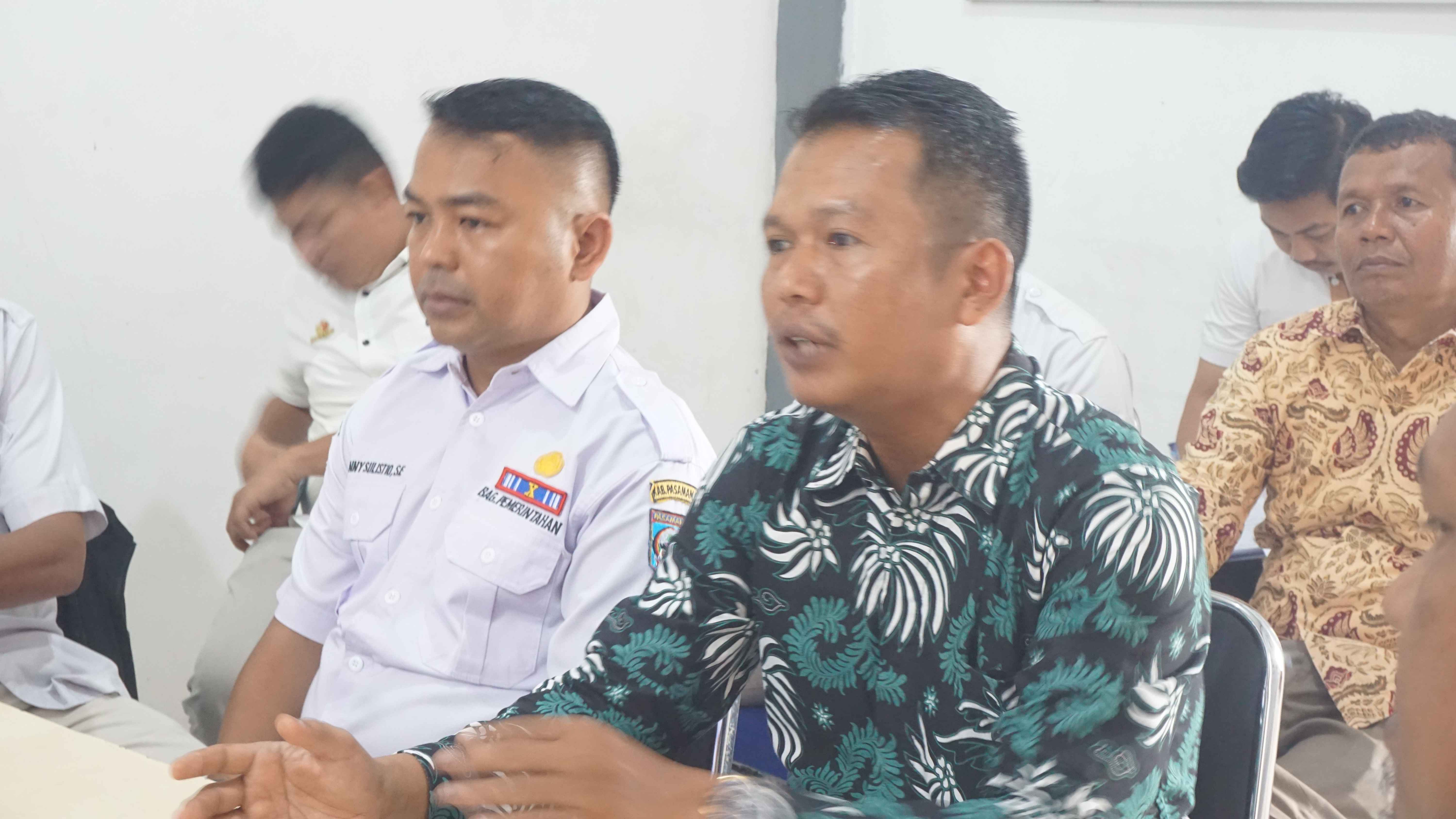 Ketua Bawaslu Kabupaten Pasaman Barat, Wanhar, memimpin rapat internal dalam rangka persiapan kegiatan Rapat Koordinasi Penguatan Kelembagaan, yang dilaksanakan pada Rabu (6/8) di Kantor Bawaslu Kabupaten Pasaman Barat.