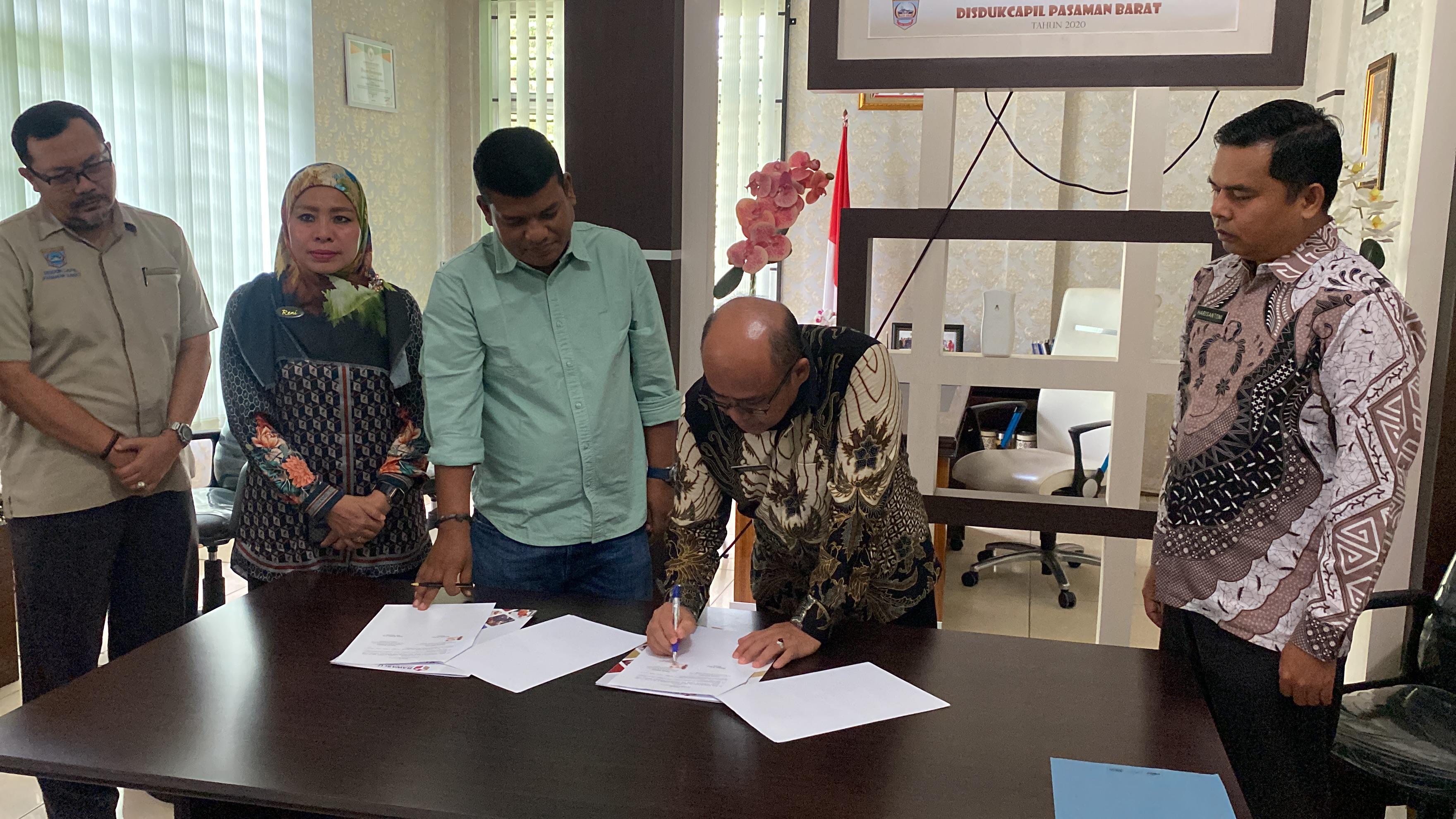 Kunjungan ke Dinas Kependudukan dan Pencatatan Sipil sekaligus menjadi momen penting dalam penandatanganan Nota Kesepahaman (MoU) antara Bawaslu Kabupaten Pasaman Barat dengan Disdukcapil Kabupaten Pasaman Barat. MoU ditandatangani langsung oleh Anggota Bawaslu Kabupaten Pasaman Barat, Beldia Putra S.H, dan Kepala Disdukcapil, Setia Bakti, S.H. Kamis (7/8)