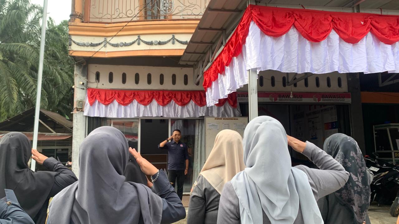 Kepala Sub Bagian Penanganan Pelanggaran dan Penyelesaian Sengketa Bawaslu Kabupaten Pasaman Barat, Ronny Sulistio, bertindak sebagai pembina apel pagi di halaman Kantor Bawaslu Kabupaten Pasaman Barat. Senin (11/8)