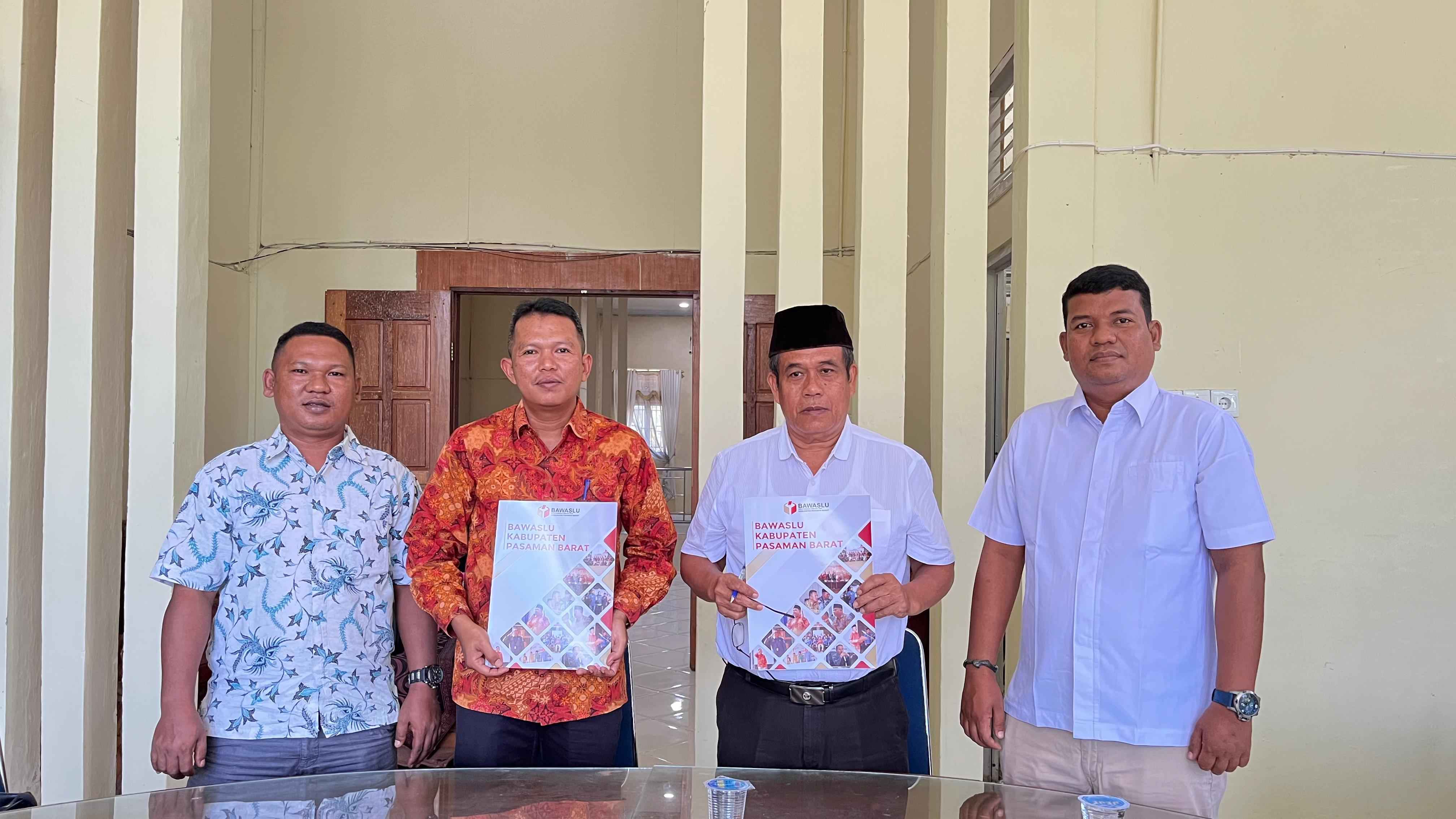 Badan Pengawas Pemilu (Bawaslu) Kabupaten Pasaman Barat terus berupaya meningkatkan kualitas demokrasi melalui penguatan pengawasan terhadap Pemutakhiran Data Pemilih Berkelanjutan (PDPB). Sebagai langkah nyata, Bawaslu Pasaman Barat melakukan penandatanganan Nota Kesepahaman (MoU) bersama Dinas Pemberdayaan Masyarakat dan Nagari (DPMN) Kabupaten Pasaman Barat Rabu, (27/8).