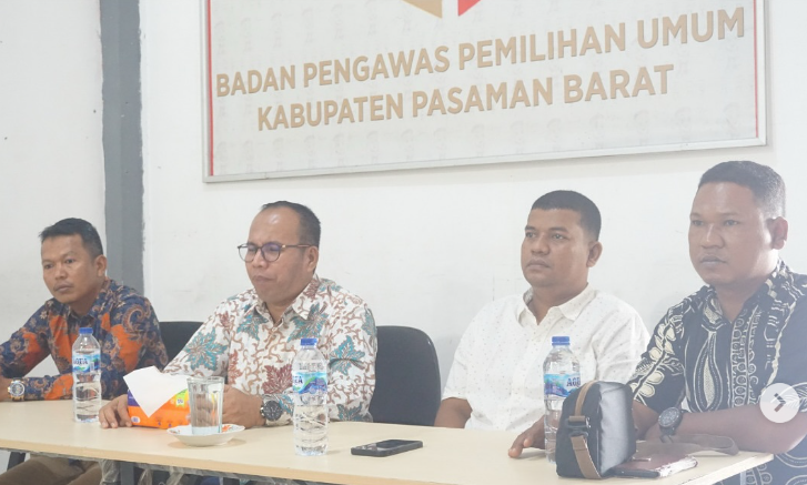 Bawaslu Kabupaten Pasaman Barat dalam rangka memperkuat kapasitas kelembagaan dan meningkatkan profesionalisme jajaran pengawas pemilu menyelenggarakan Rapat Dalam Kantor (RDK) dengan tema Pembinaan Kelembagaan Terkait Penanganan Pelanggaran Pemilu, bertempat di Kantor Bawaslu Kabupaten Pasaman Barat, pada Kamis (4/9).