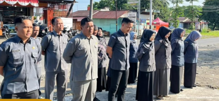 Badan Pengawas Pemilihan Umum (Bawaslu) Kabupaten Pasaman Barat melaksanakan apel rutin di halaman kantor Bawaslu kabupaten Pasaman Barat, Senin (22/9).
