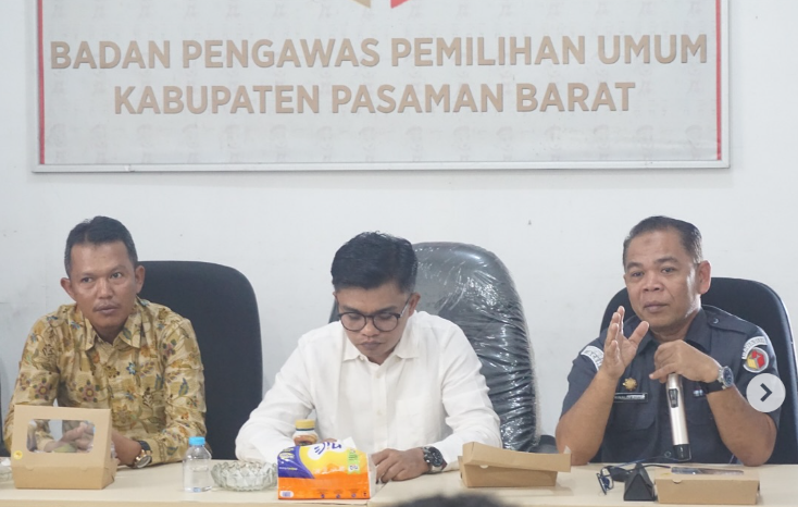 Bawaslu Kabupaten Pasaman Barat menggelar Rapat Dalam Kantor (RDK) membahas pengelolaan ketatausahaan, kearsipan, dan survey kepuasan masyarakat, Selasa (23/9).