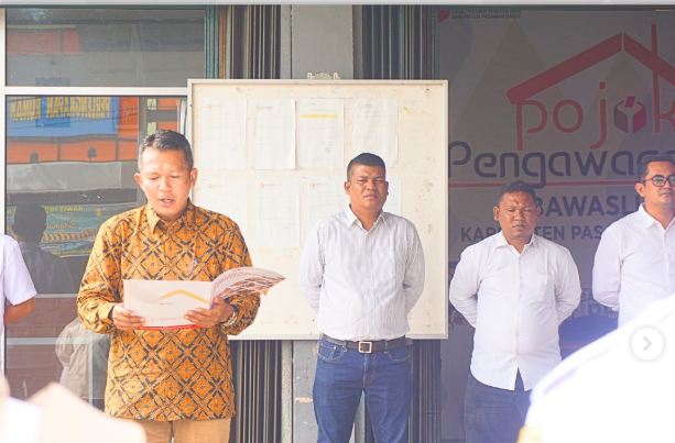 Bawaslu Kabupaten Pasaman Barat menggelar apel peringatan di halaman kantor Bawaslu Kabupaten Pasaman Barat, Rabu (9/4).