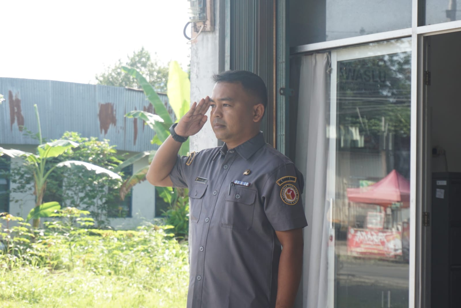 KEGIATAN APEL PAGI : RONNY SULISTYO TEKANKAN KEGIATAN BAWASLU TIDAK  HANYA BERGANTUNG PADA PERENCANAAN, TETAPI JUGA PADA KOMITMEN DAN KERJA SAMA SELURUH UNSUR YANG TERLIBAT