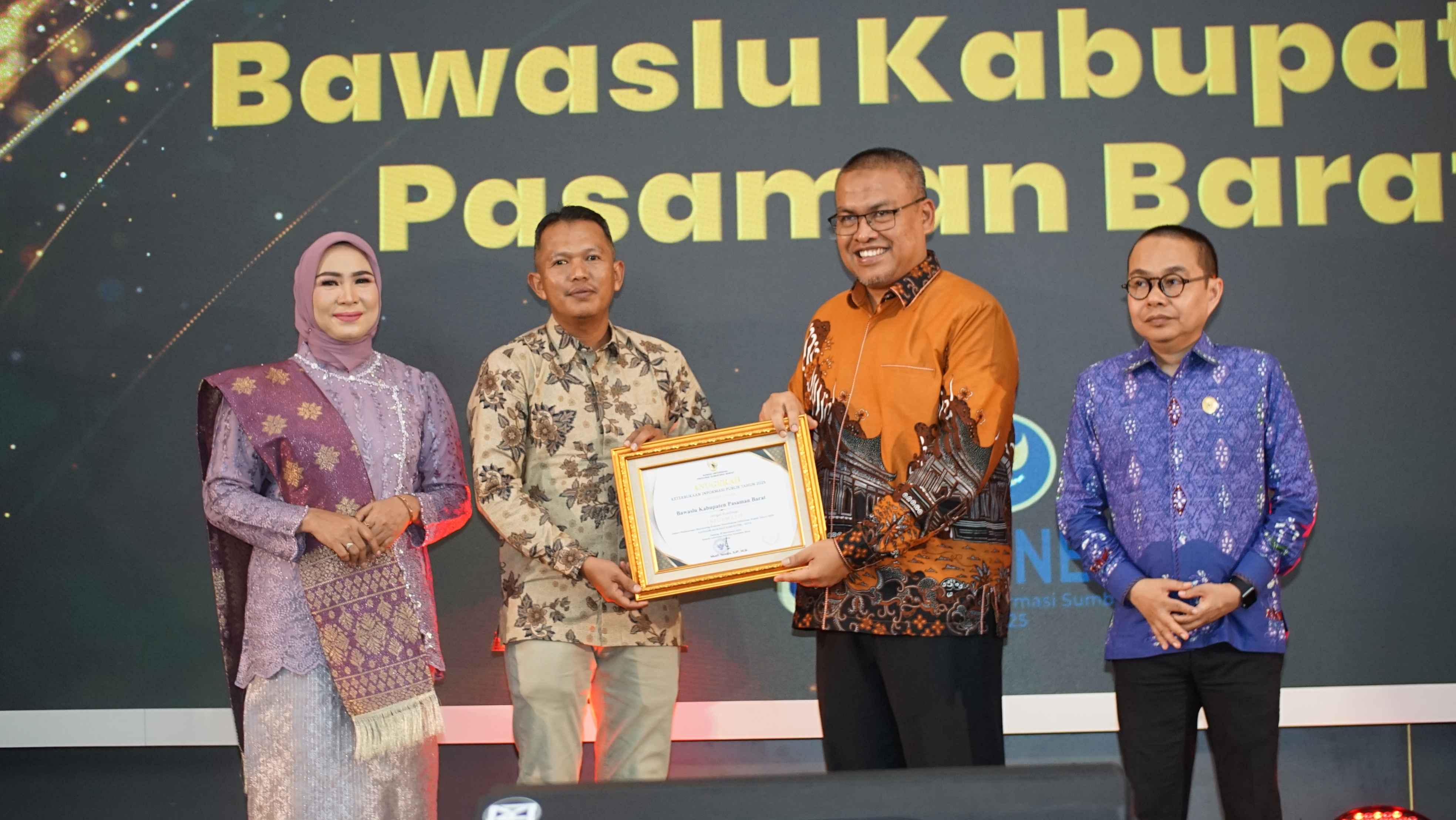 Bawaslu Kabupaten Pasaman Barat Raih Predikat Informatif pada Malam Anugerah Keterbukaan Informasi Publik 2025