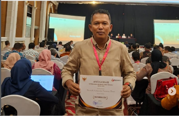 BAWASLU KABUPATEN PASAMAN BARAT RAIH PERINGKAT KETIGA KETERBUKAAN INFORMASI PUBLIK PADA RAKORNAS BIDANG DATA DAN INFORMASI TAHUN 2025 DI YOGYAKARTA