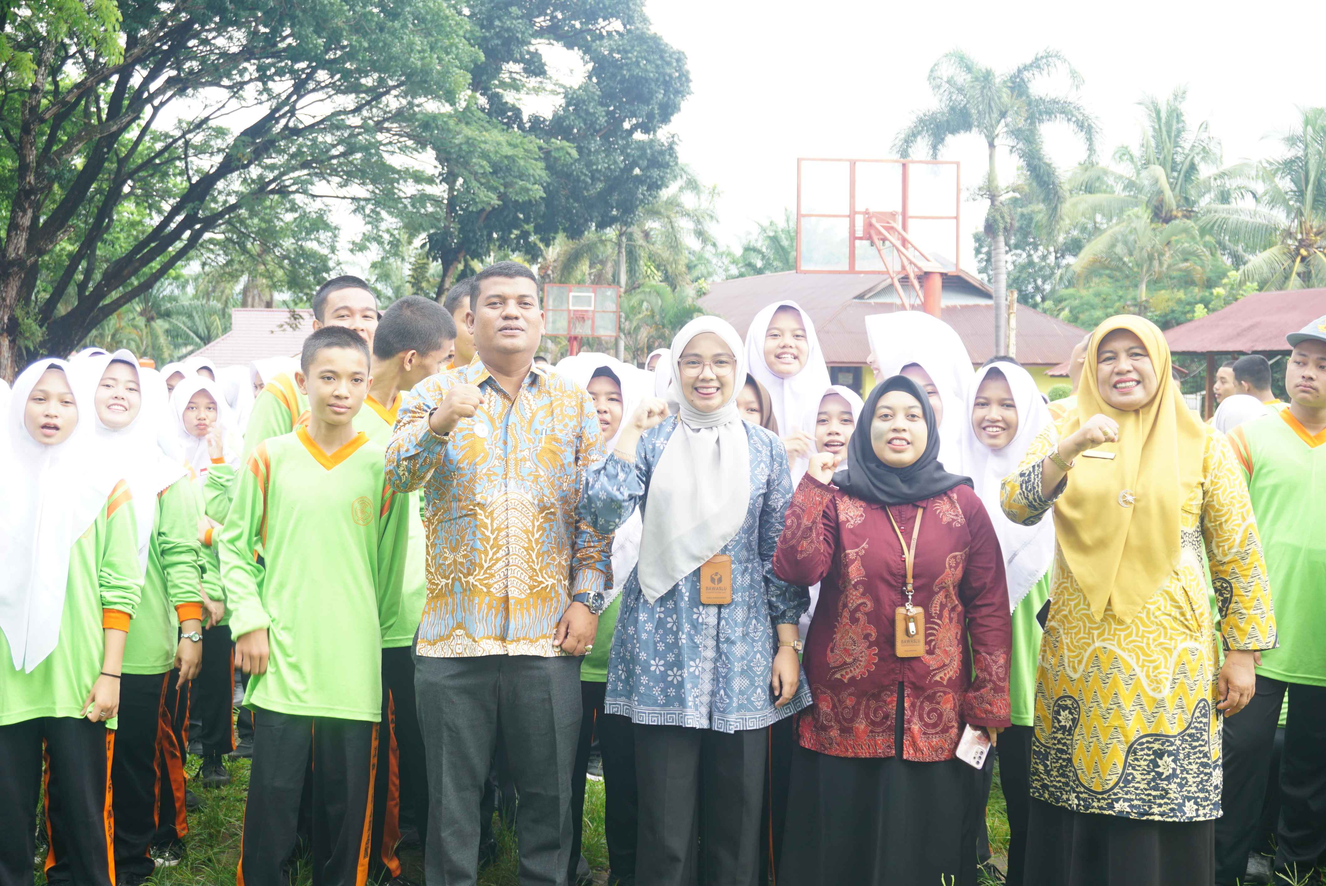 Foto bersama Kegiatan Bawaslu Goes too Scholl