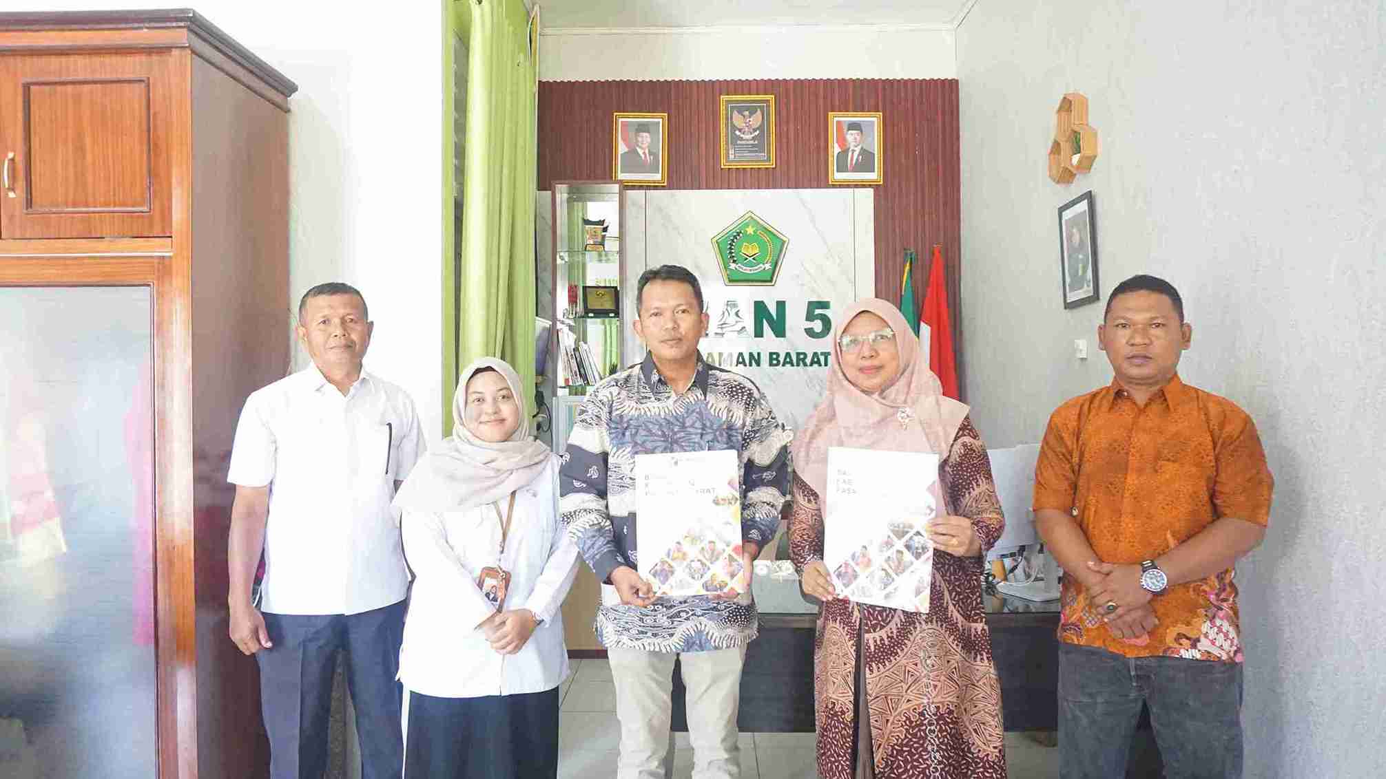 Foto Bersama setelah penandatanganan MOU