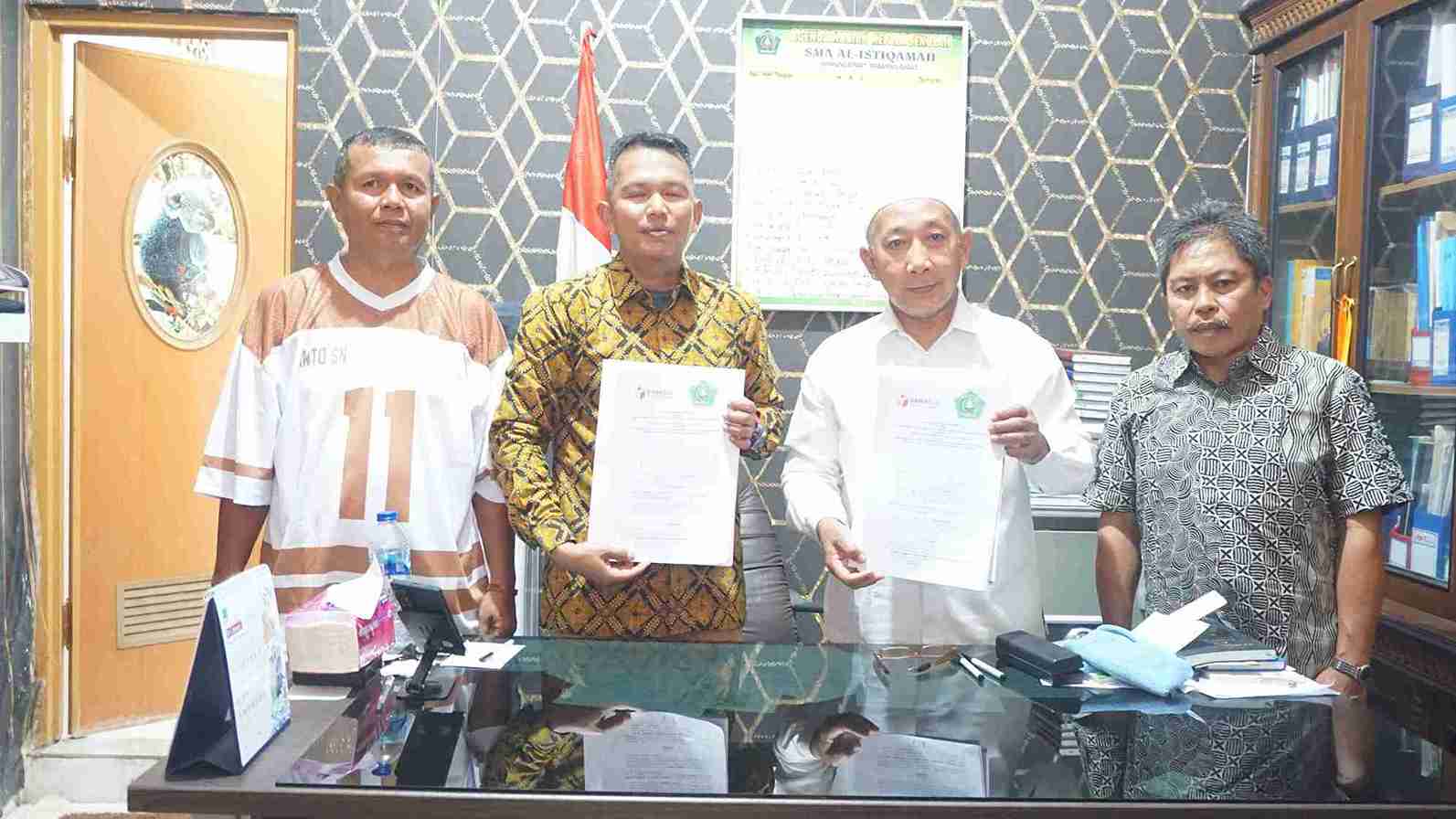Foto Bersama setelah Tekan MOU