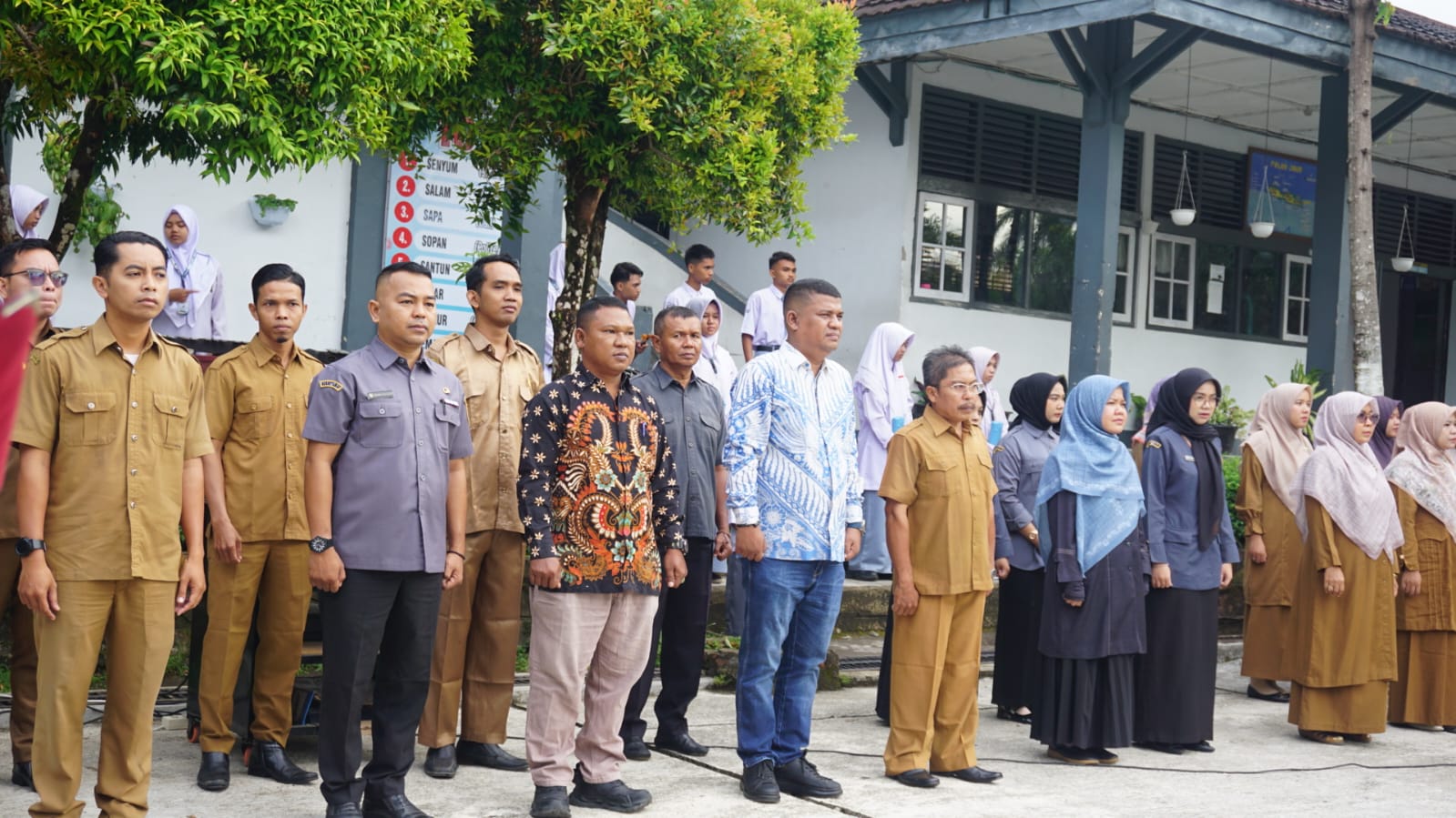 Kegiatan Upacara Bendera Di SMA Al-Istiqamah Simpang Empat