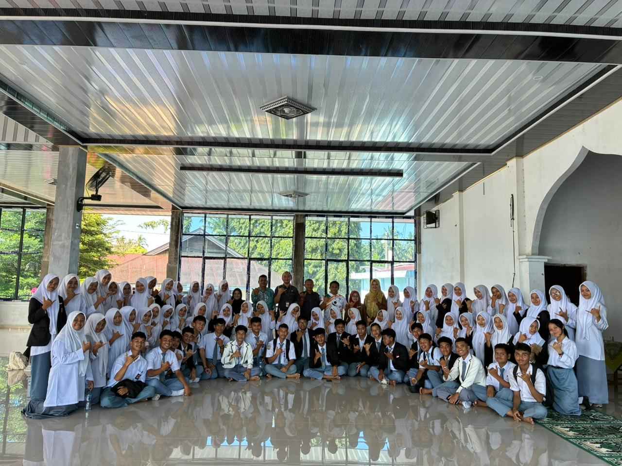 Foto bersama pemilih pemula SMA N 1 Kinali