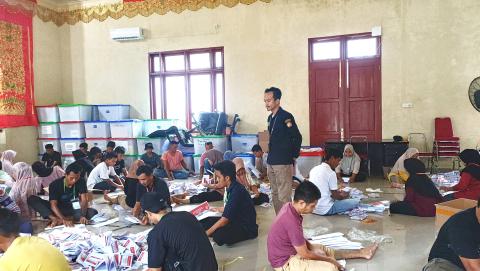 Pengawasan Proses Sortir Lipat Surat Suara PSU Pemilu DPD RI di Gudang Logistik Kantor KPU Kabupaten Pasaman Barat