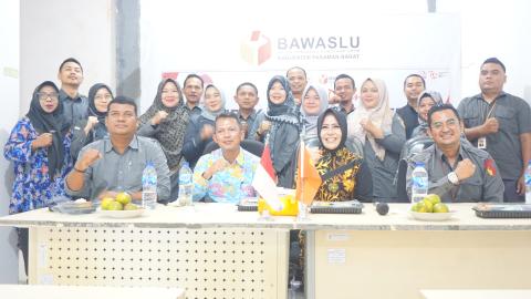 Kunjungan Anggora DPR RI Komisi II Rezka Oktoberia ke Kantor Bawaslu Kabupaten Pasaman Barat, Senin. 05/08