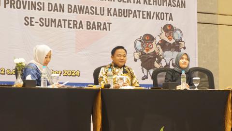 Pemaparan Materi dari Muhamad Khadafi Koordinator Divisi Pencegahan, Partisipasi masyarakat dan Hubungan masyarakat Bawaslu Provinsi Sumatera Barat 