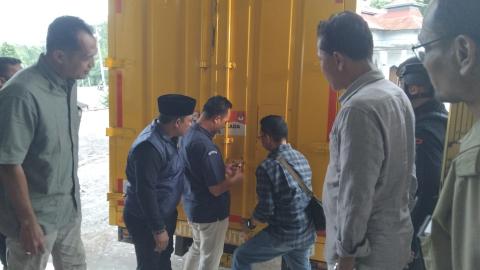 Proses Pembukaan Boks kontainer yang membawa Surat Suara Pemilihan Tahun 2024 