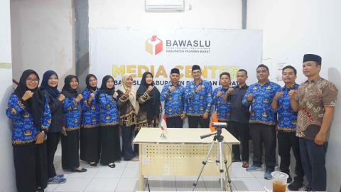 Foto Bersama Pelantikan dan Pengambilan Sumpah/Janji Jabatan Administrator, Jabatan Pengawas, dan Jabatan Fungsional di lingkungan Bawaslu, Jumat. 13/06