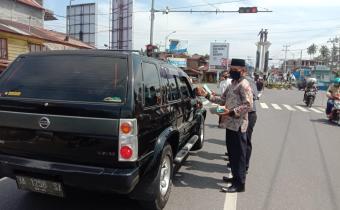 Peringati HUT Bawaslu RI ke 13, Bawaslu Kabupaten Pasaman Barat Bagikan Masker di Jalan