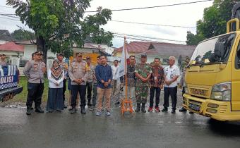 Ketua Bawaslu Kabupaten Pasaman Barat Wanhar, Lakukan pengawasan pelepasan pendistribusian logistik Pemilu 2024, di halaman KPU Pasaman Barat, Sabtu. (10/02/2024).