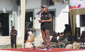 Ketua Bawaslu Kabupaten Pasaman Barat, Wanhar saat menyampai amanat Apel Siaga Patroli Pengawasan Anti Politik Uang di Halaman Kantor Kesbangpol Pasaman Barat, Minggu.11/02/2024