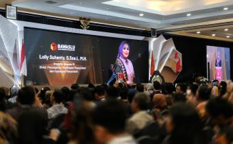 Anggota Bawaslu RI, Lolly Suhenty Saat Pembukaan Kegiatan Rapat Koordinasi Nasional Evaluasi Manajemen Publikasi Media Sosial dan Pemberitaan Bawaslu pada Pemilu 2024