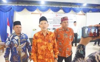 Ketua dan Anggota Bawaslu Kabupaten Pasaman Barat setelah resmi melantik sebanyak 33 orang Anggota Panwaslu Kecamatan, Simpang Empat. 24/05/2024